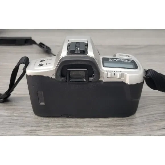 Minolta 35mm Camera Dynax 303si Maxxum QTsi Kit with Travel Bag and Accessories